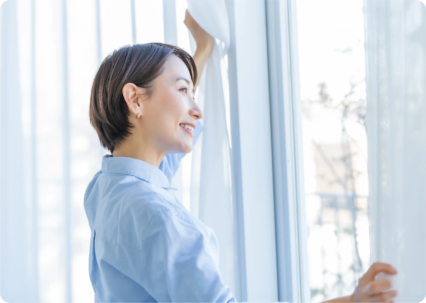 窓の前に立つ女性