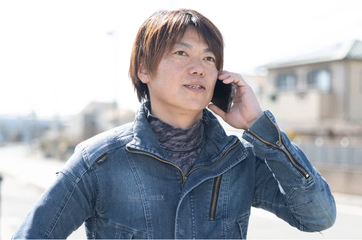 電話する現場担当 Hさん