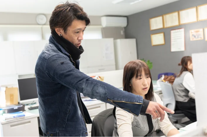 オフィスにいる現場担当 Wさん