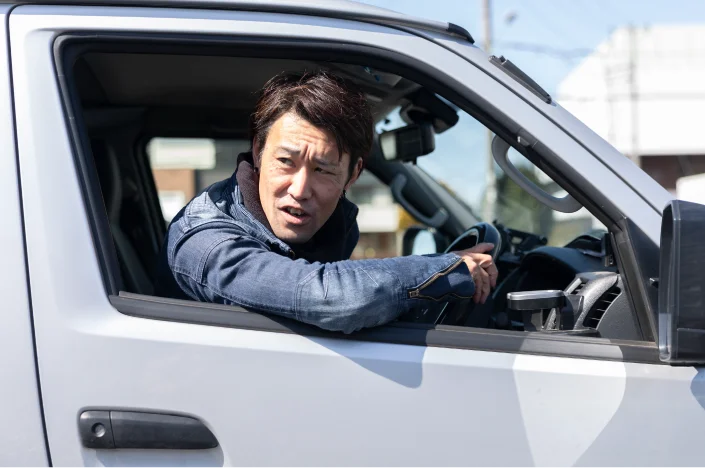 車を運転する現場担当 Wさん